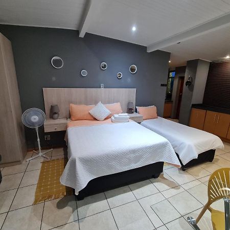 Mia Hills Guest House Hartbeespoort Bagian luar foto