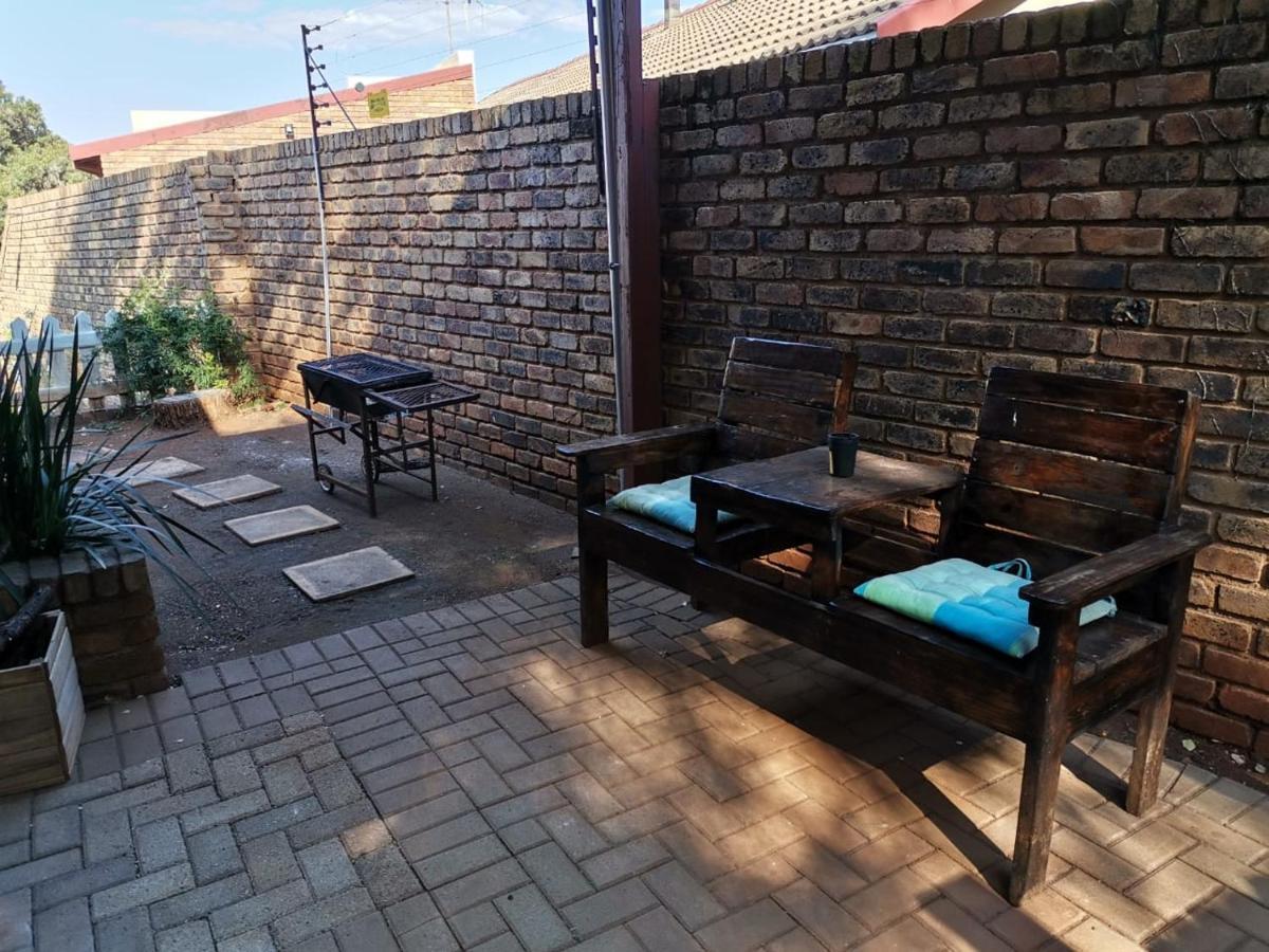 Mia Hills Guest House Hartbeespoort Bagian luar foto