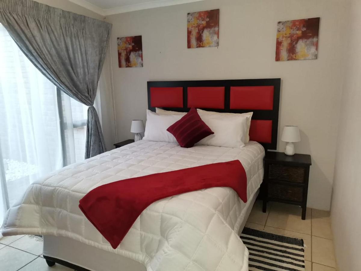 Mia Hills Guest House Hartbeespoort Bagian luar foto