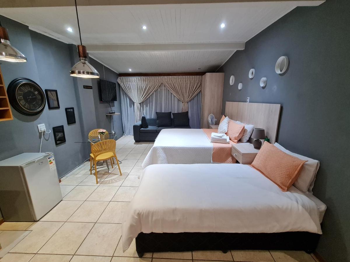 Mia Hills Guest House Hartbeespoort Bagian luar foto