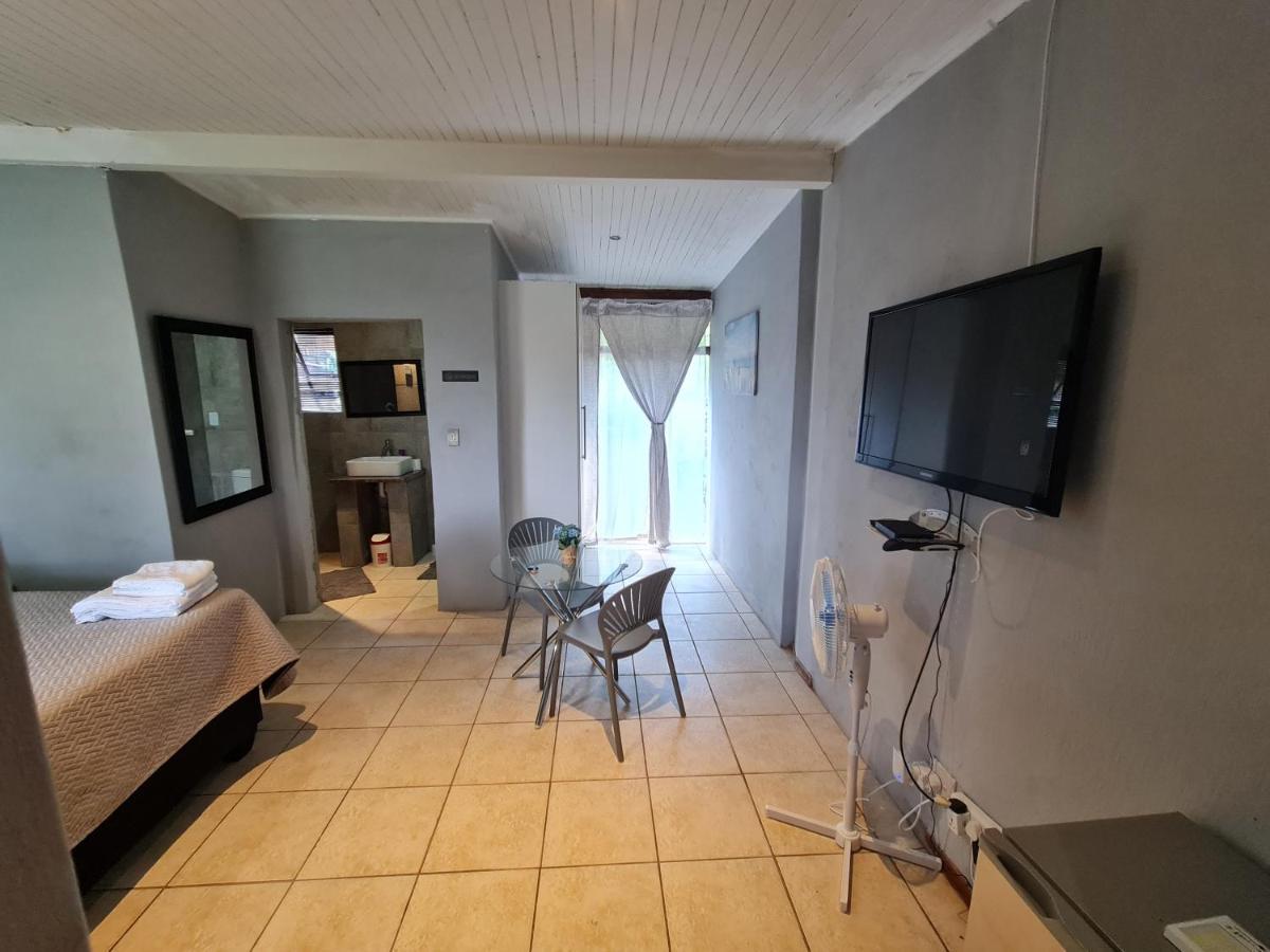 Mia Hills Guest House Hartbeespoort Bagian luar foto